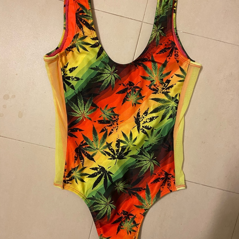 Pot print one piece swimsuit with mesh sides
